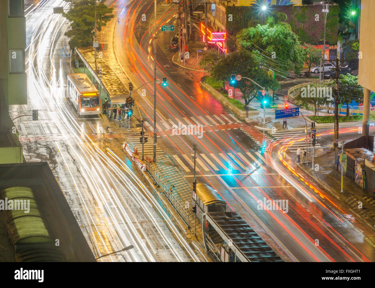 Traffico intenso in Consolacao avenue, Sao Paulo, Brasile, dove gli autobus, auto e persone condividono lo stesso posto. Foto Stock
