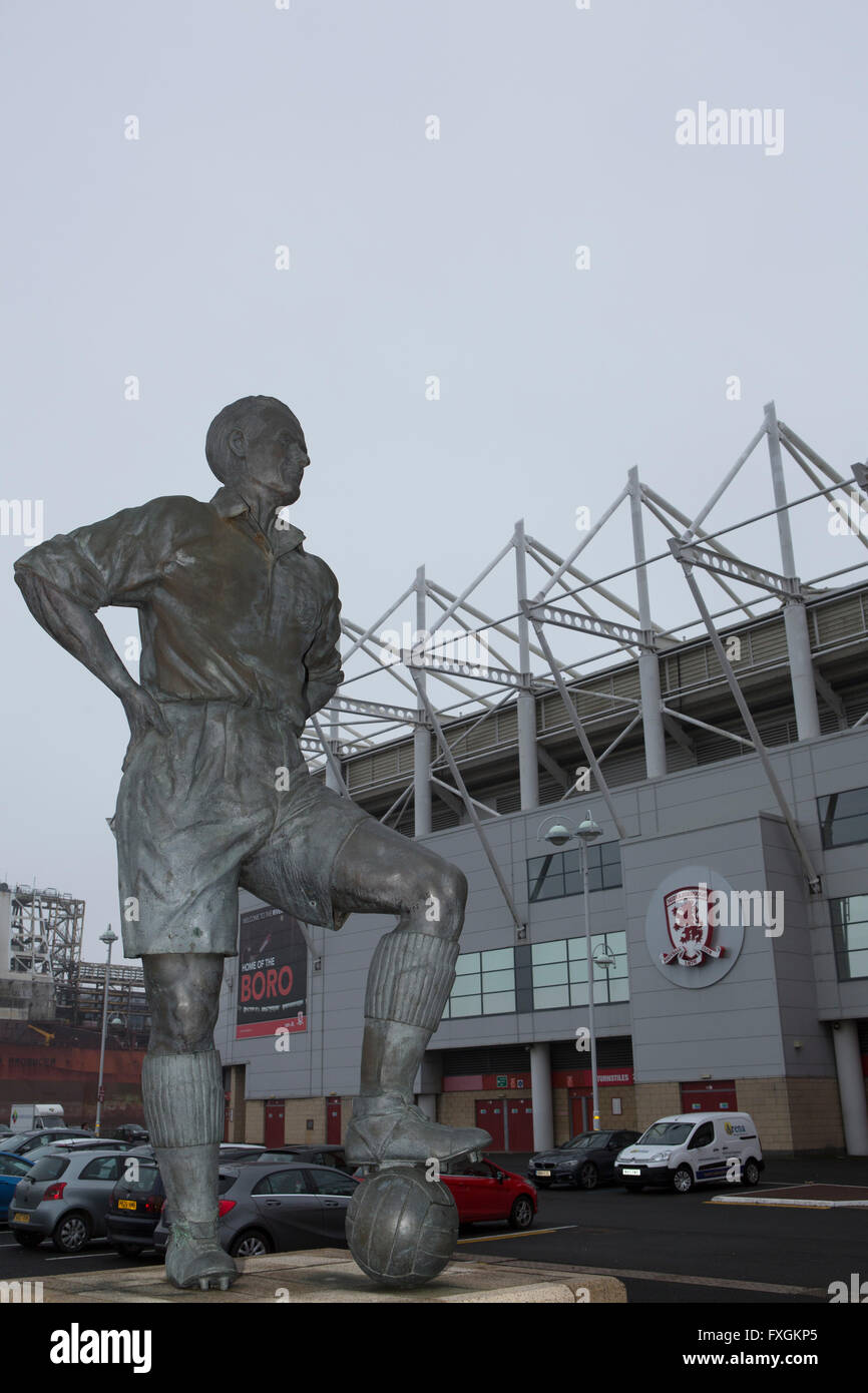 Statua di George Hardwick (1920 - 2004) al di fuori del Riverside Stadium di Middlesbrough, Inghilterra. Foto Stock