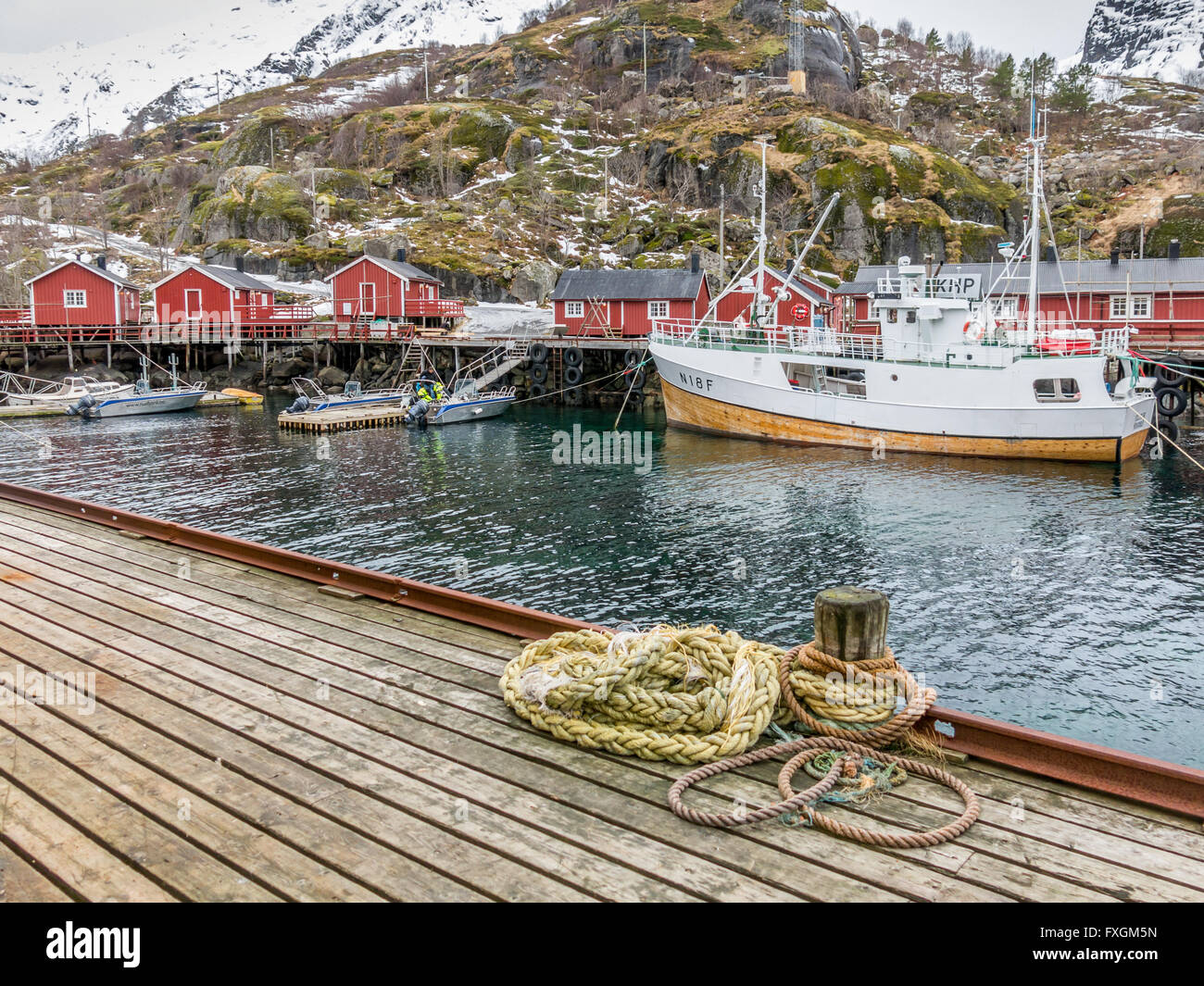 Barche da pesca e rorbu cabine in Nusfjord Harbour, Lofoten, Norvegia Foto Stock