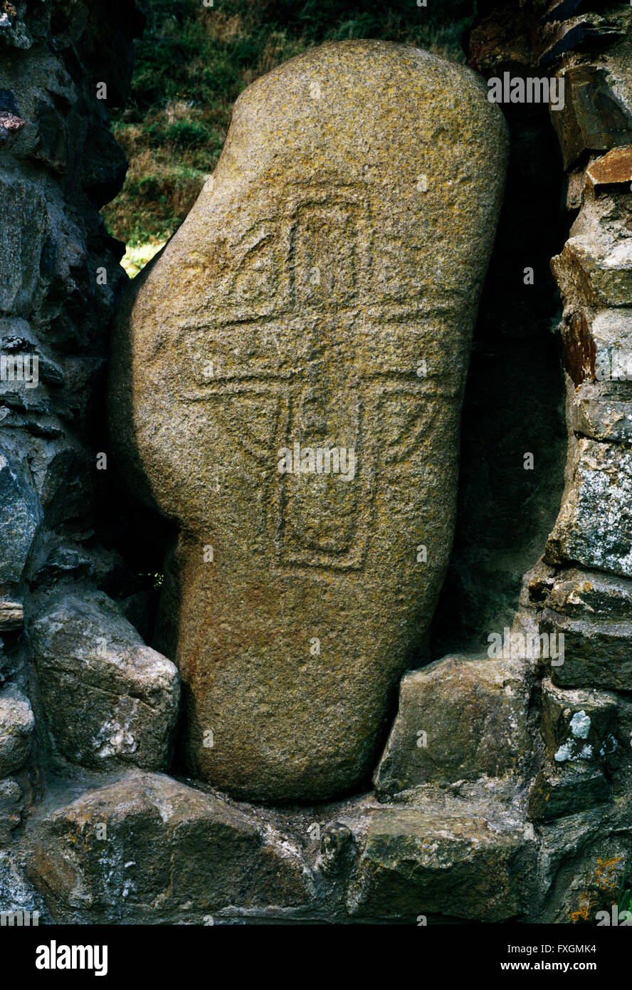 C7th-C9th cross-contrassegnato boulder trovato alla base del Martin's Haven Deer Park a parete, Pembrokeshire: un marcatore di grave e/o pellegrino lungo il tragitto stazione di preghiera. Foto Stock