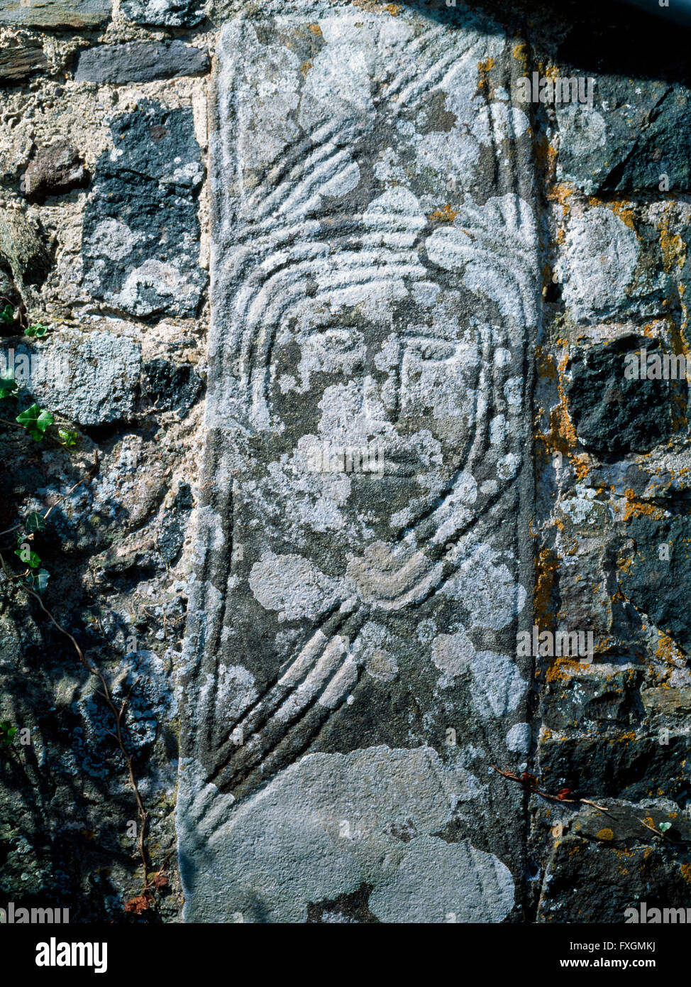 Uno dei cinque primi Cristiani graveslabs costruito nella parete di Gwyndaf St è la Chiesa, Llanwnda, Pembrokeshire. Foto Stock