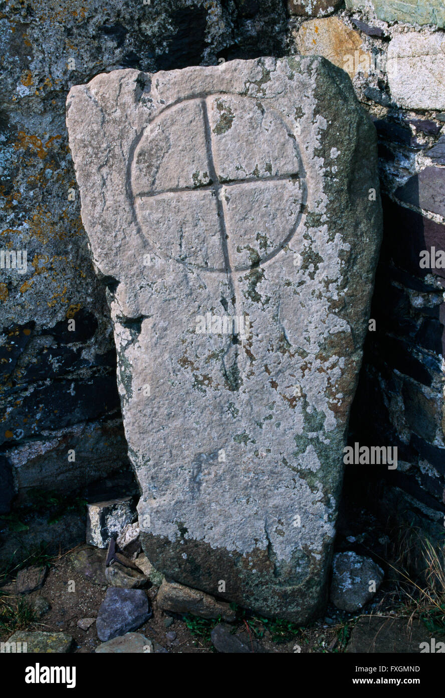Una C7th-C9th Creed pietra incisa con una lineare anello latino-croce nel SW angolo di St Non Cappella del vicino a St David's, Pembrokeshire. Foto Stock