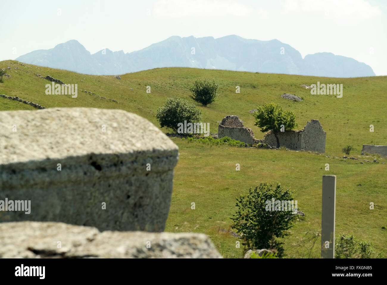 Pietra tombale medievale, distrutto casa e montagne a Blace, Konjic. Foto Stock
