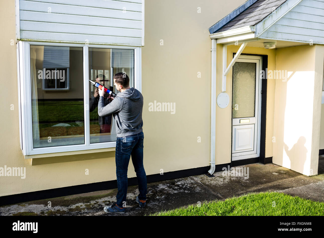 Uomo che utilizza il controllo di parassiti iniezione Foto Stock