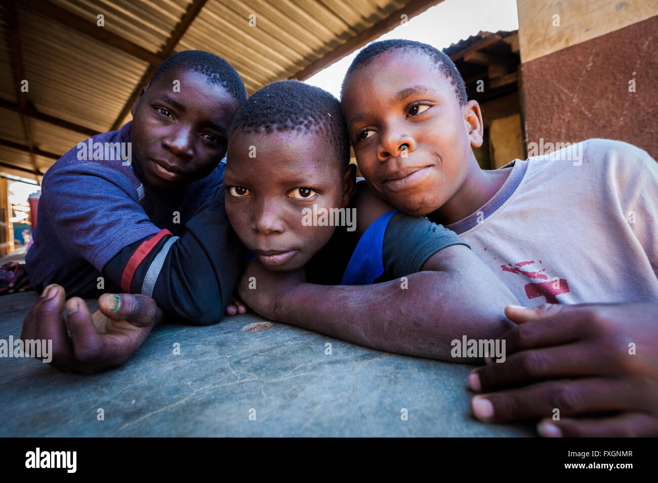 Mozambico,Africa, poveri ragazzi nel mercato della frutta. Foto Stock