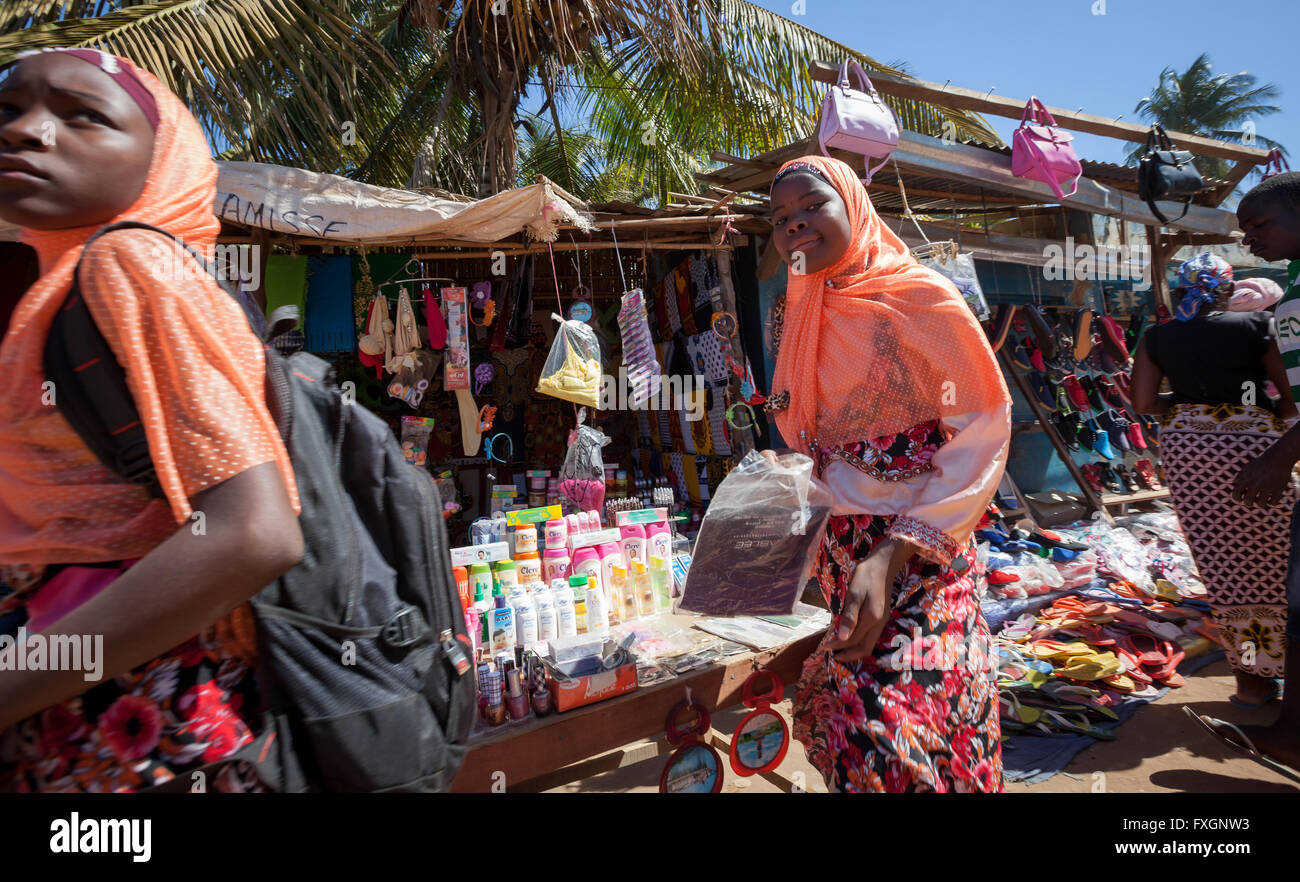 Mozambico,le donne al mercato sulla strada. Foto Stock