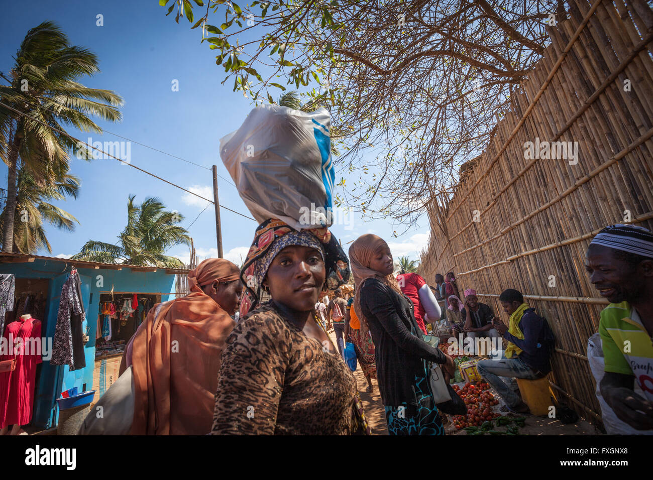 In Mozambico, le donne al mercato sulla strada. Foto Stock