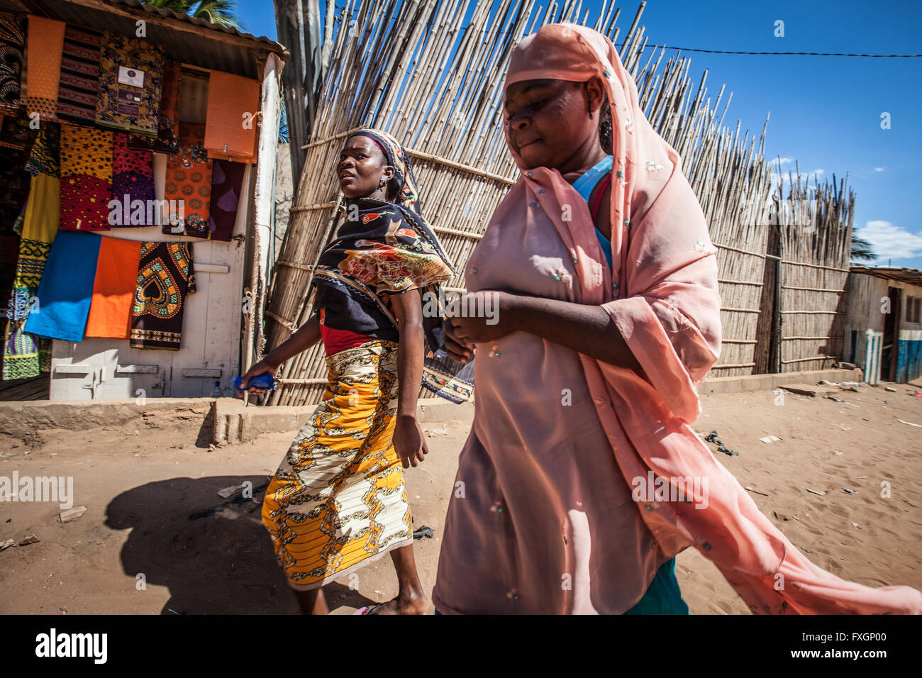 In Mozambico, le donne a piedi in strada in tradizionali abiti colorati. Foto Stock
