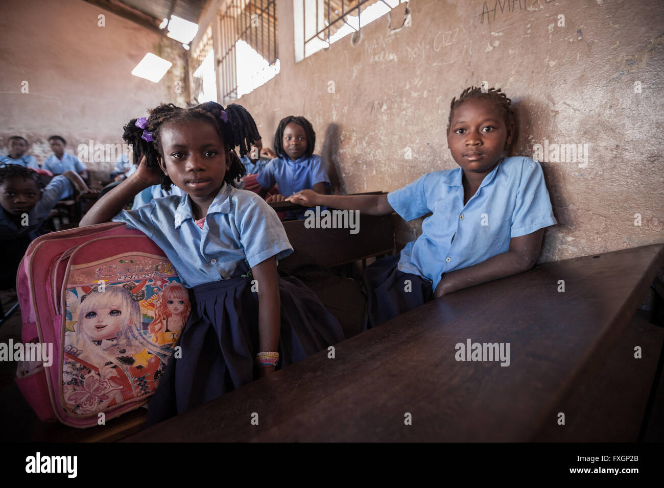 Mozambico, Africa, gli studenti in aula, seduto al banco di scuola. Foto Stock
