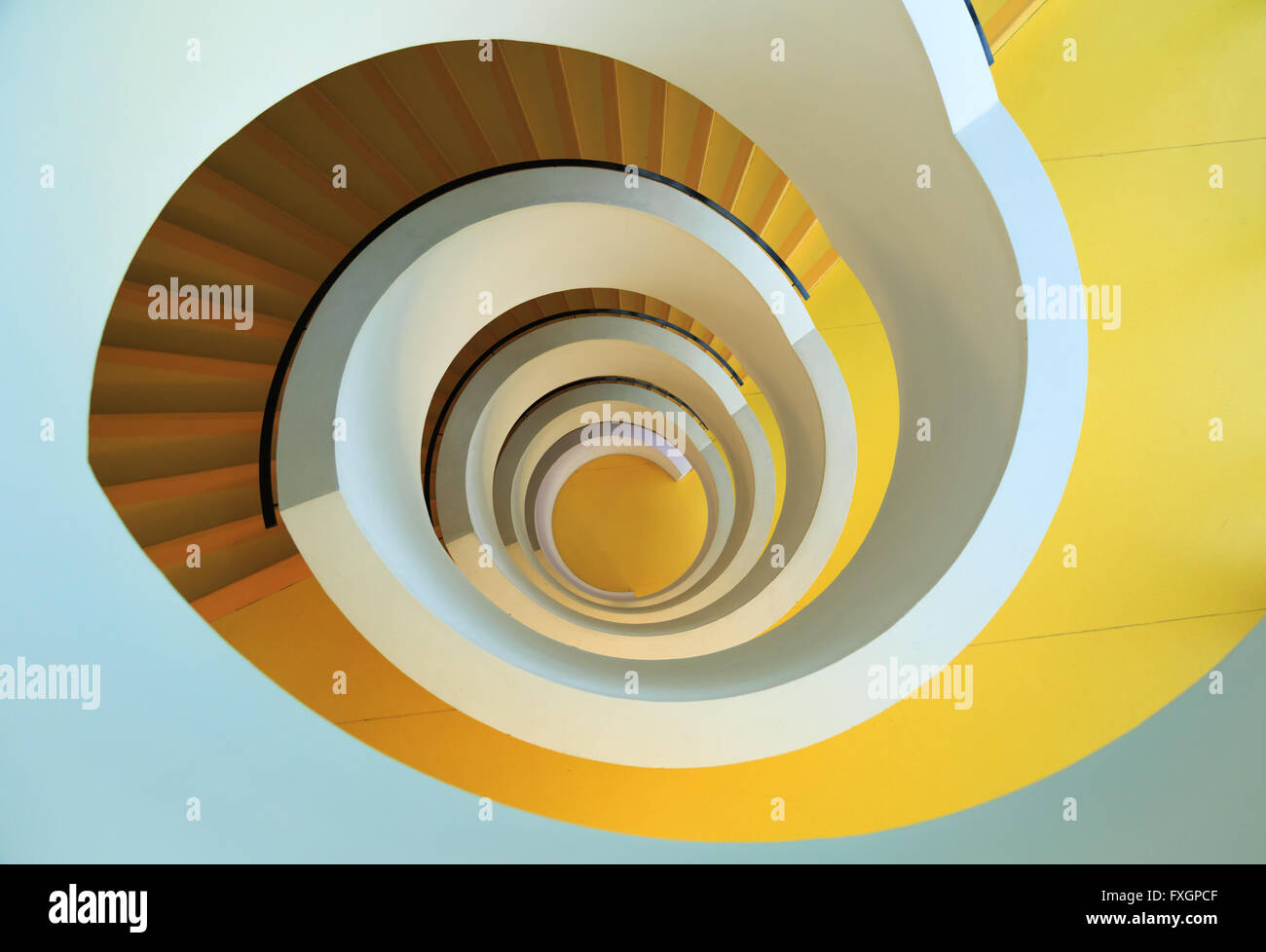 Biblioteca Universitaria, LYON - un unico giallo scalinata a spirale alla Bibliothèque Universitaire de Chevreul a Lyon Lumière 2. Foto Stock