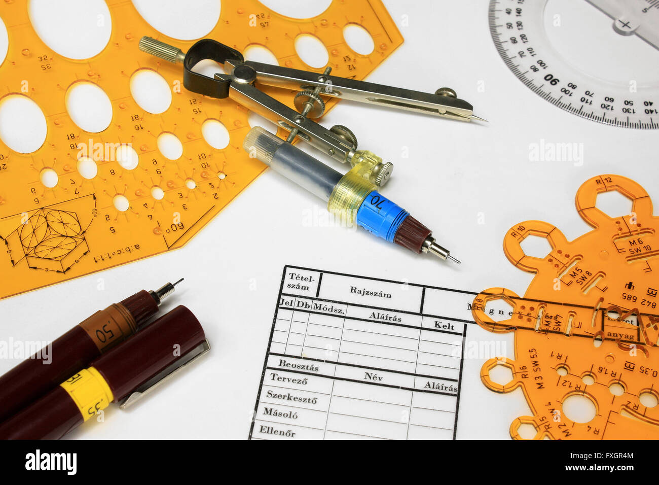 I righelli, calibri, e inchiostri su tecniche carta pracing Foto Stock