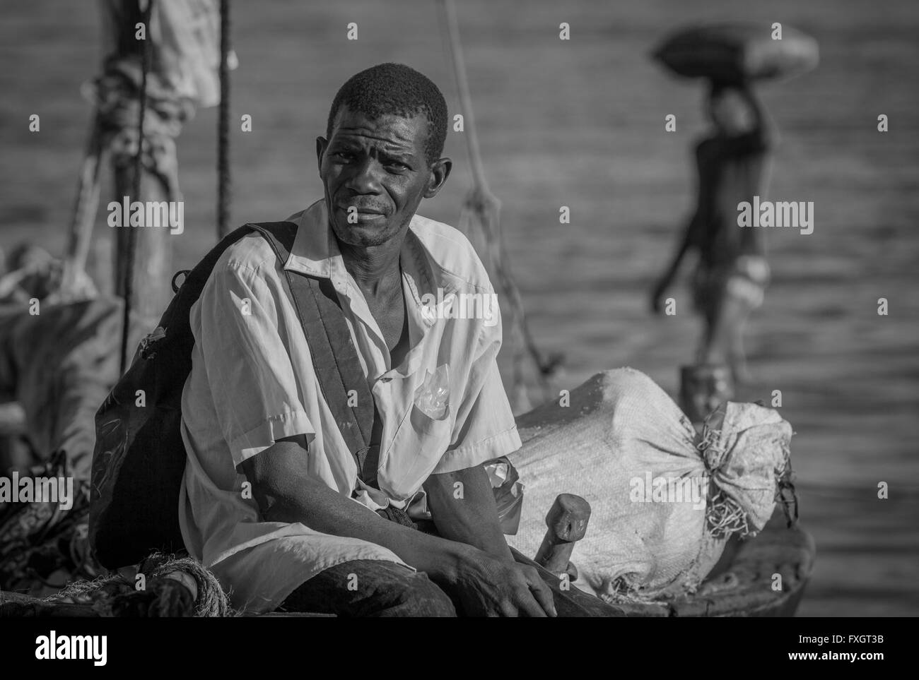 In Mozambico, un ritratto di un uomo al porto e in bianco e nero. Foto Stock