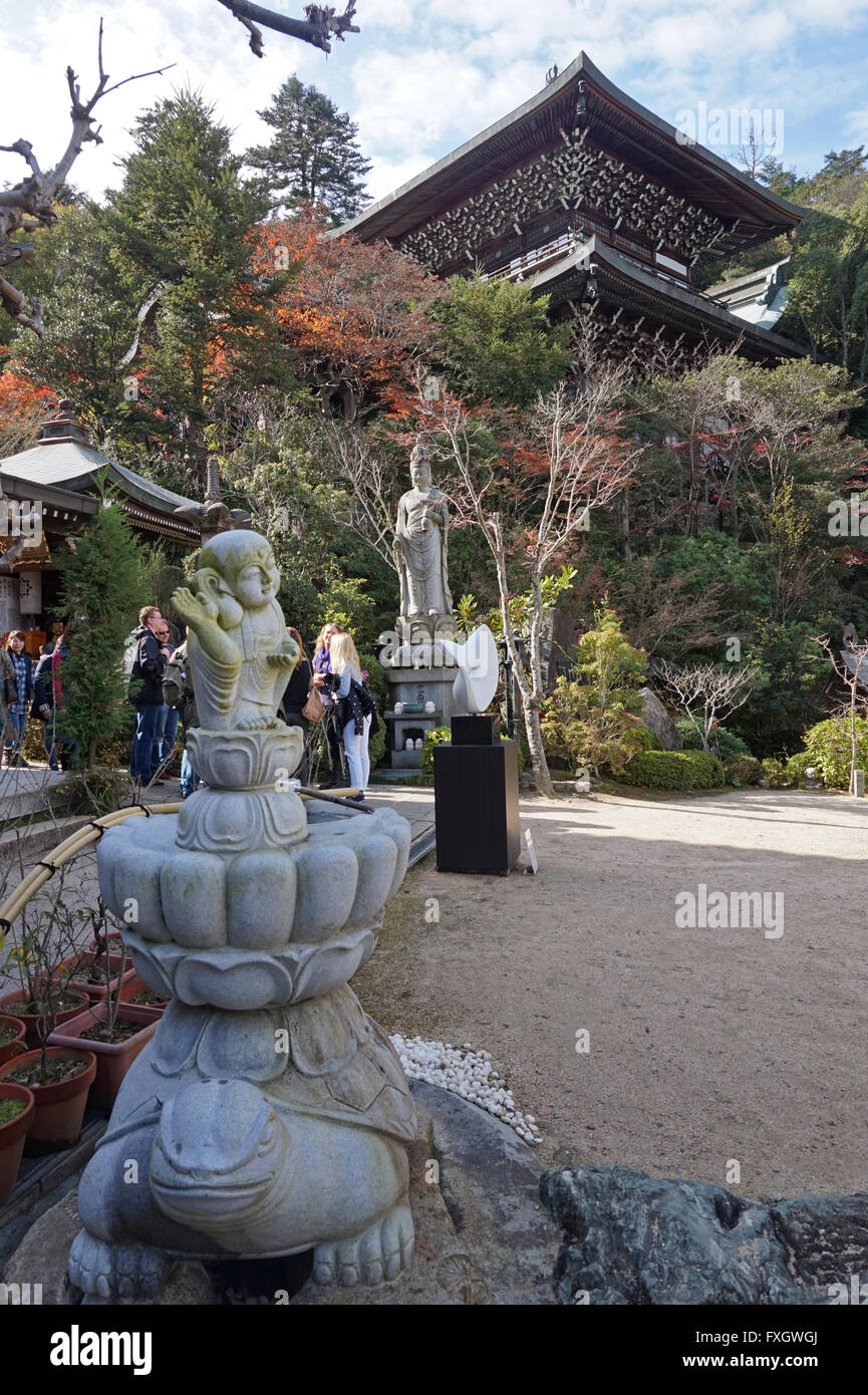 Un cortile a Daisho-nel tempio, l'isola di Miyajima, Prefettura di Hiroshima, Giappone Foto Stock