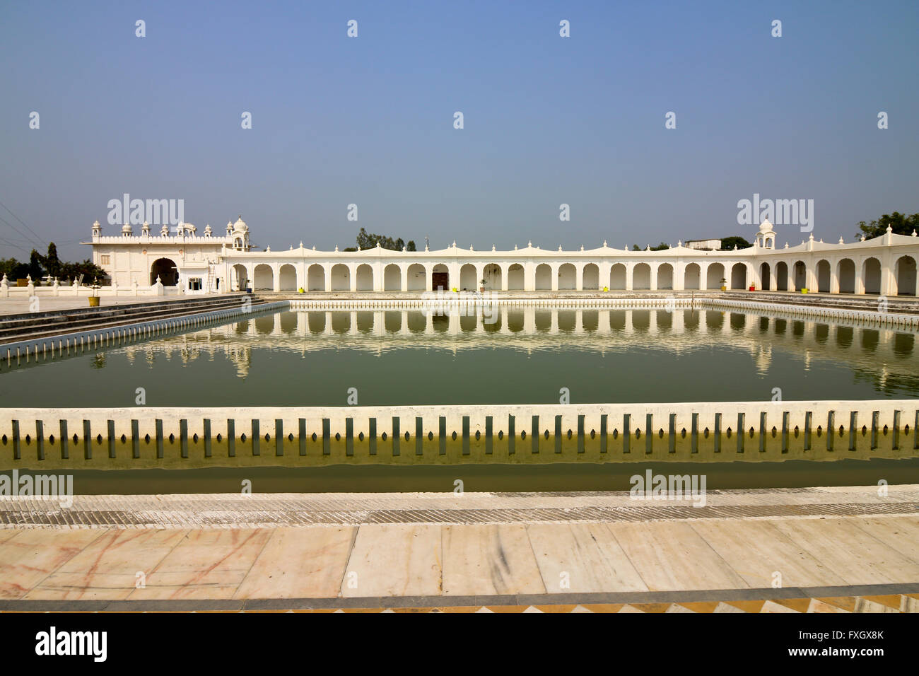 Gurdwara Shri Kapal Mochan Sahib, Bilaspur nello stato indiano di Haryana visto attraverso il sarovar o pool di santo Foto Stock Gurdwara Shri Kapal Mochan Sahib, Bilaspur nello stato indiano di Haryana visto attraverso il sarovar o pool di santo Foto Stock