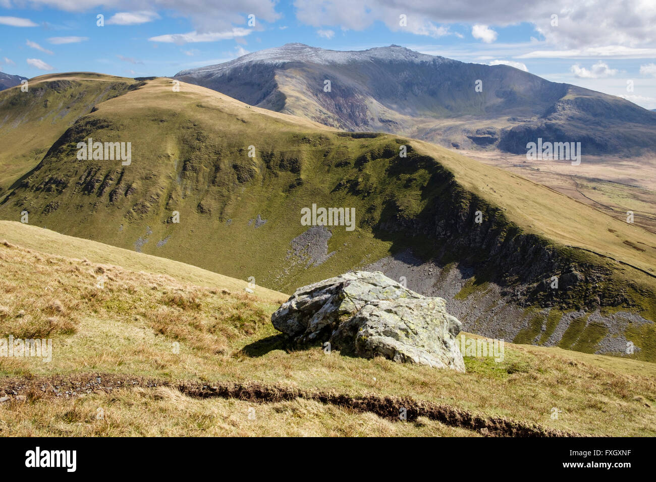 Guardando Cynghorion Moel e nevato Mt Snowdon al di là dal percorso verso il basso Foel Goch nel Parco Nazionale di Snowdonia wild montagne (Eryri) Wales UK Foto Stock