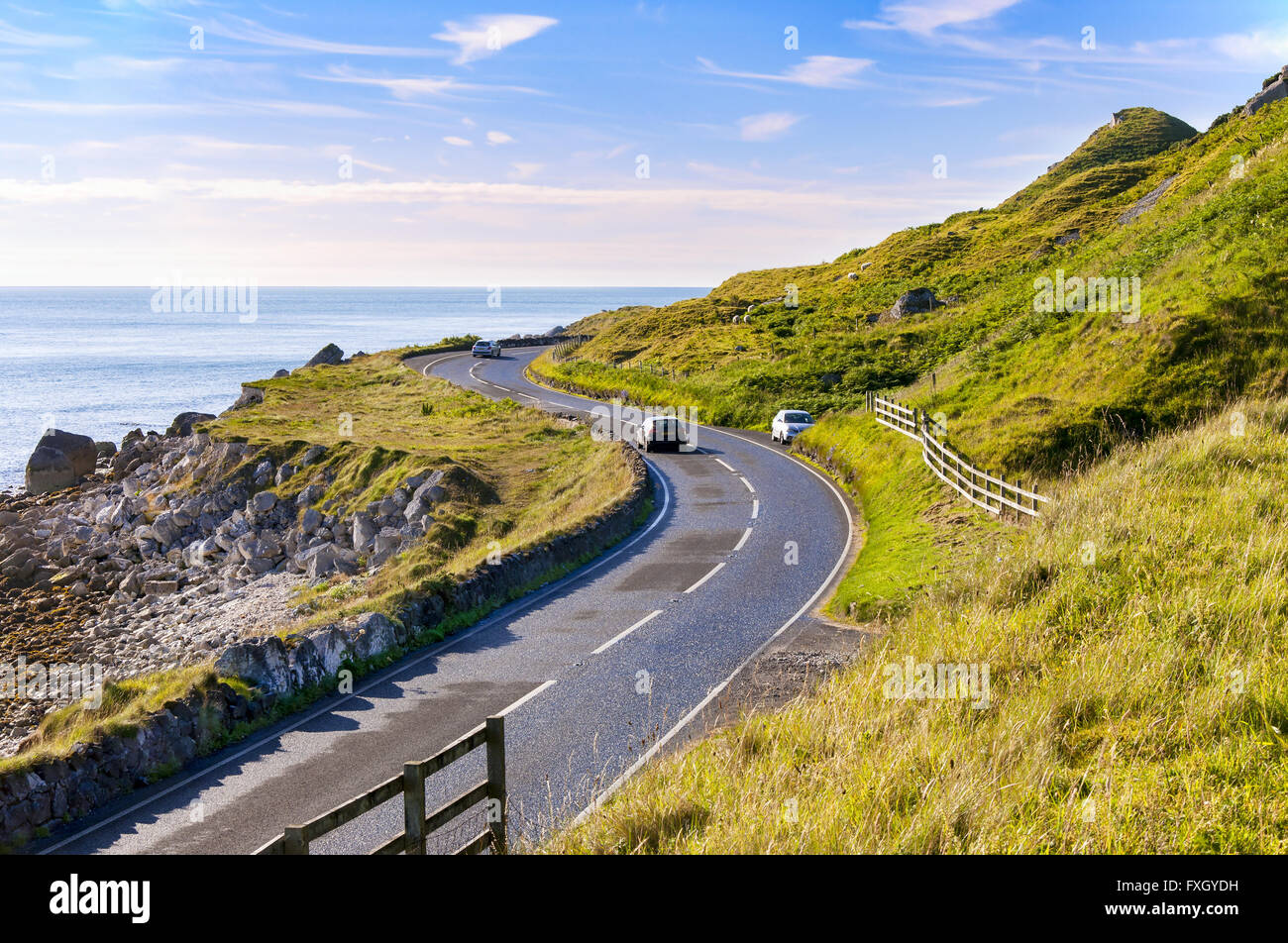 La costa orientale dell'Irlanda del Nord e di Antrim strada costiera con le automobili Foto Stock
