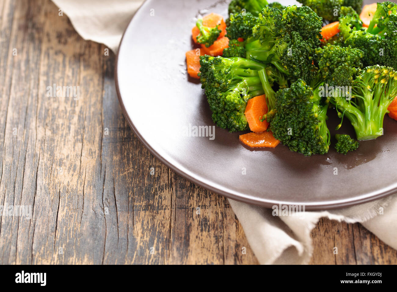 Broccoli cotti al vapore sulla piastra. Foto Stock