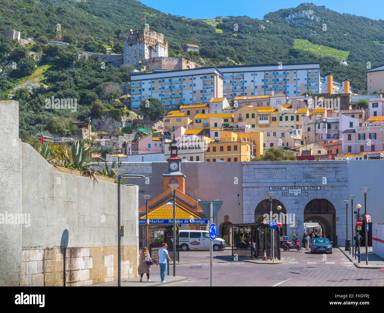 Gibilterra. La Torre dell'Omaggio del castello moresco sorge dietro blocchi di appartamenti della città di Gibilterra e Grand Casemates Gate Foto Stock