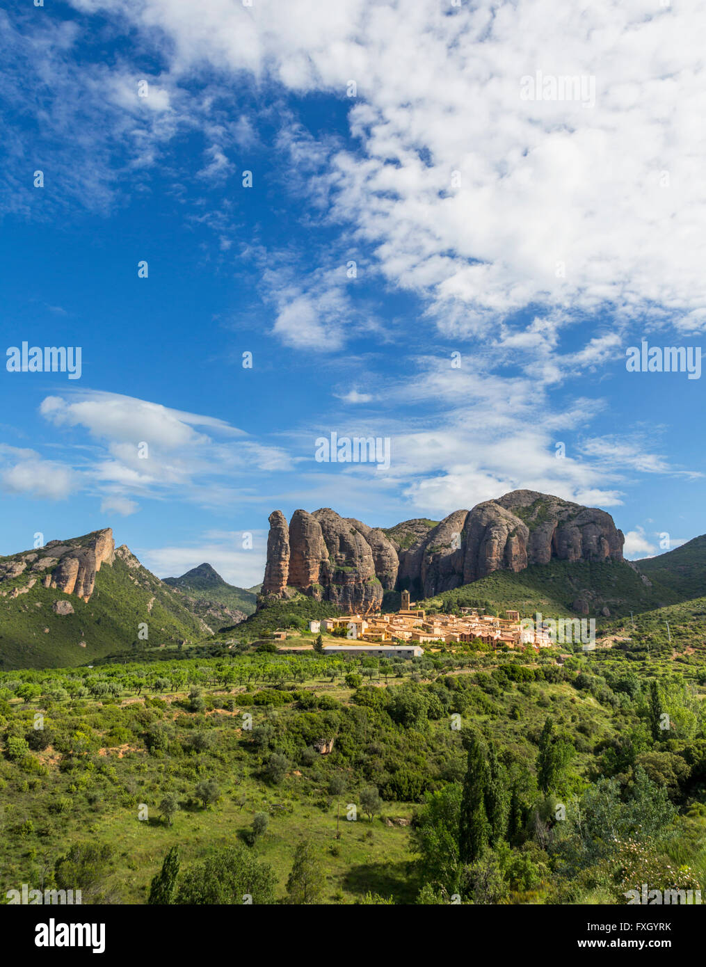 Villaggio di Agüero sotto il conglomerato formazioni rocciose del Mallos de Riglos, provincia di Huesca, Aragona, Spagna. Foto Stock