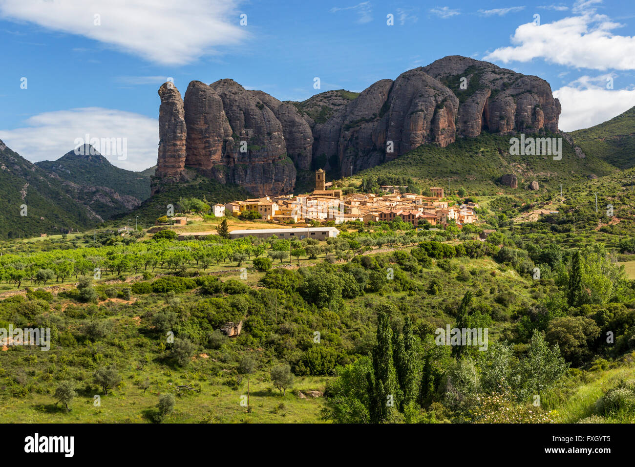 Villaggio di Agüero sotto il conglomerato formazioni rocciose del Mallos de Riglos, provincia di Huesca, Aragona, Spagna. Foto Stock