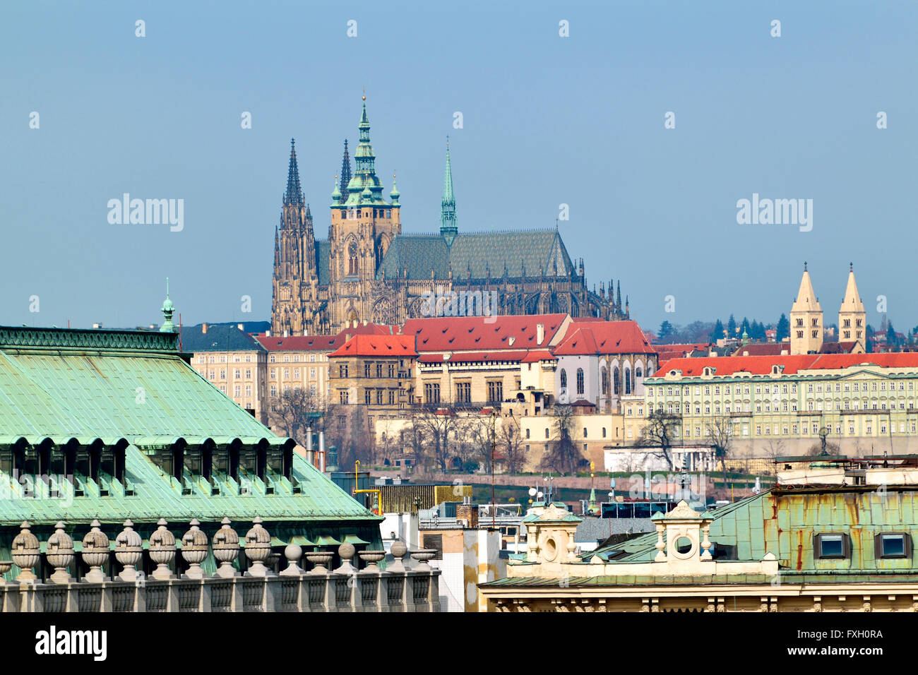 Praga, Repubblica Ceca. La Cattedrale di San Vito si vede da Hlavni nadrazi stazione ferroviaria principale Foto Stock
