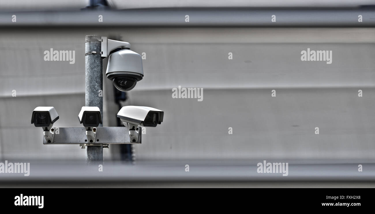 High Tech tettuccio di sistema della macchina fotografica di sicurezza installato nel parcheggio custodito zona industriale. Foto Stock