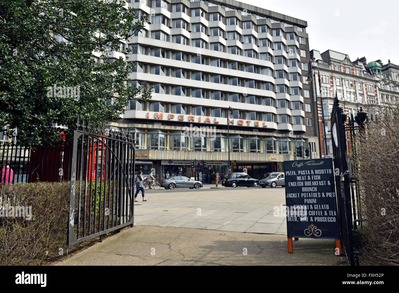 Imperial Hotel visto dalla porta di Russell Square, London Borough of Camden Inghilterra Gran Bretagna REGNO UNITO Foto Stock