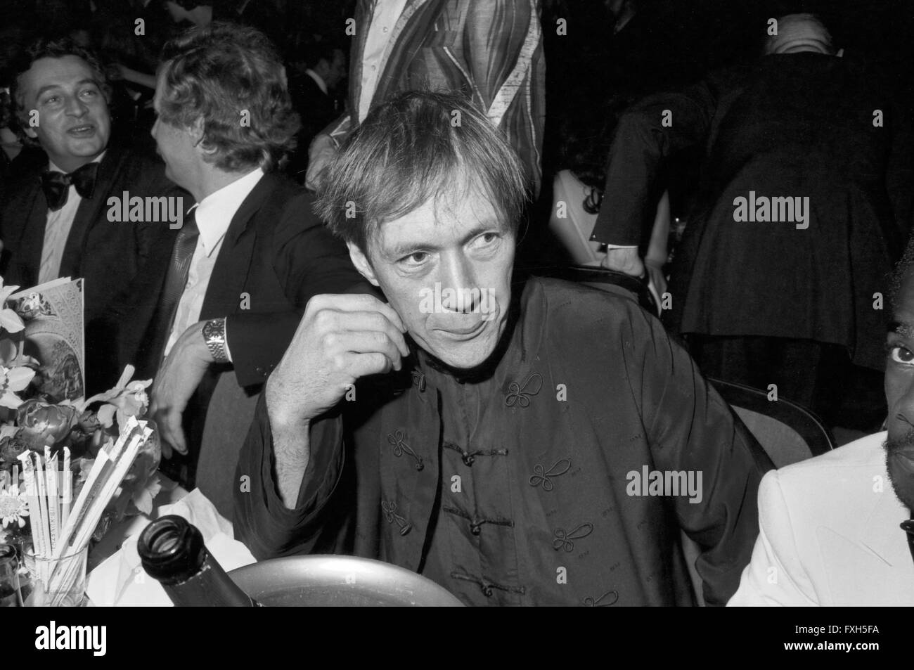 Der amerikanische Schauspieler David Carradine beim Deutschen Filmball am 16.01.1976 in München, Deutschland 1970er Jahre. Attore americano David Carradine del Deutscher Filmball il 16 gennaio 1976 a Monaco di Baviera in Germania degli anni settanta. 24x36swNegV114 Foto Stock