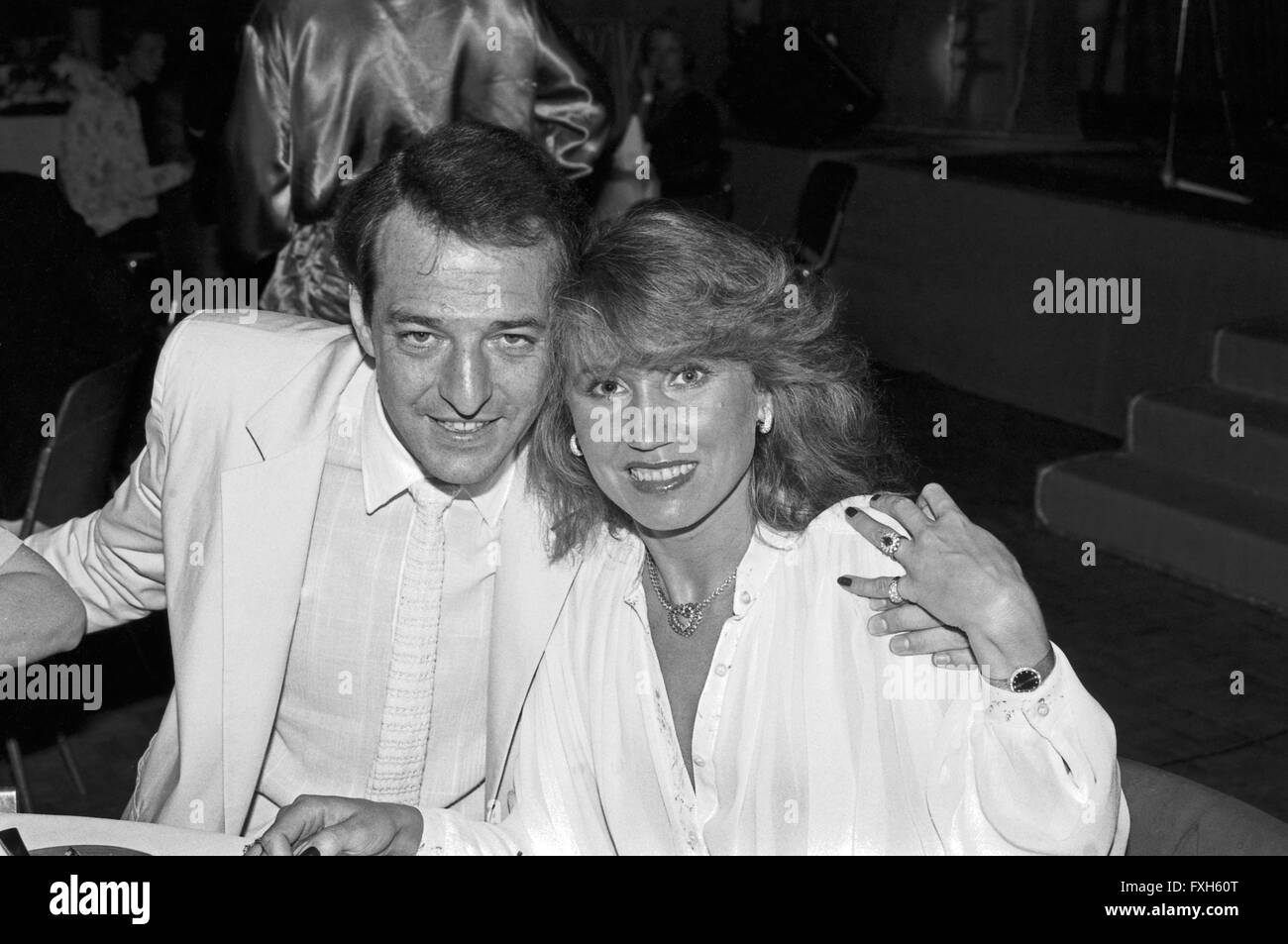 Produzent Ralph Siegel mit der Schlagersängerin Ireen Sheer bei der Verleihung der Goldenen Schallplatte un gruppe 'Dschinghis Khan' im Hotel Holiday Inn in München, Deutschland 1970er Jahre. Produttore Ralph Siegel con schlager cantante Ireen Sheer quando la band tedesca 'Dschinghis Khan' riceve il Golden Record al Holiday Inn hotel Monaco di Baviera, Germania degli anni settanta. 24x36swNegV160 Foto Stock