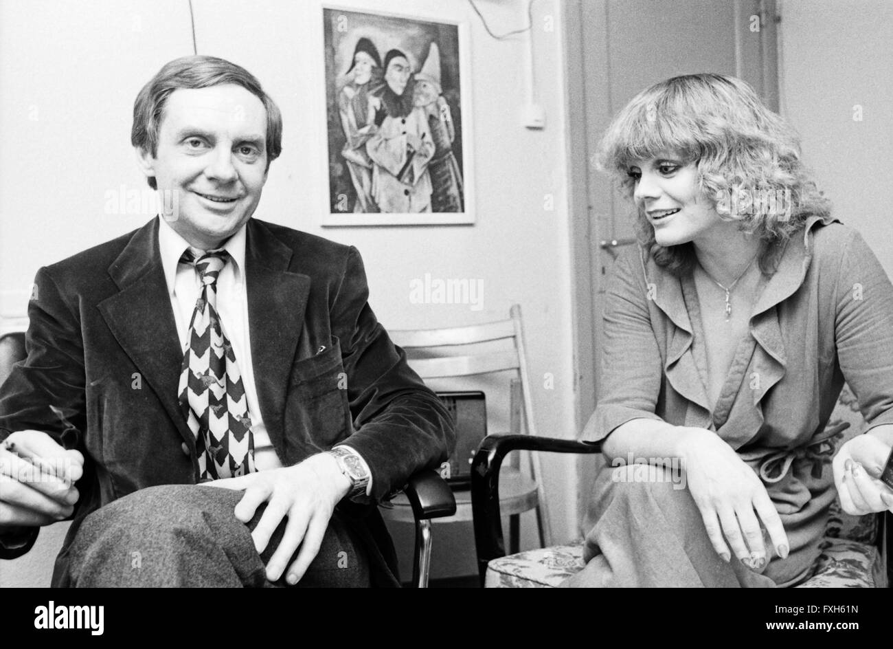 Deutsche Schauspieler Harald Juhnke und Christiane Rücker bei der Aufführung eines Theaterstücks, Deutschland 1980er Jahre. Attori tedeschi Harald Juhnke e Christiane Ruecker effettuando al palcoscenico di un teatro, Germania degli anni ottanta. 24x36swNegV150 Foto Stock