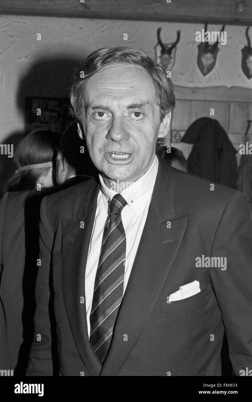 Der deutsche Schauspieler Harald Juhnke beim Kneip Stammtisch im Restaurant "Wildschütz', Deutschland 1970er Jahre. Attore tedesco Harald Juhnke ad un artista della riunione presso la "Wildschuetz' ristorante, Germania degli anni settanta. 24x36swNegV164 Foto Stock