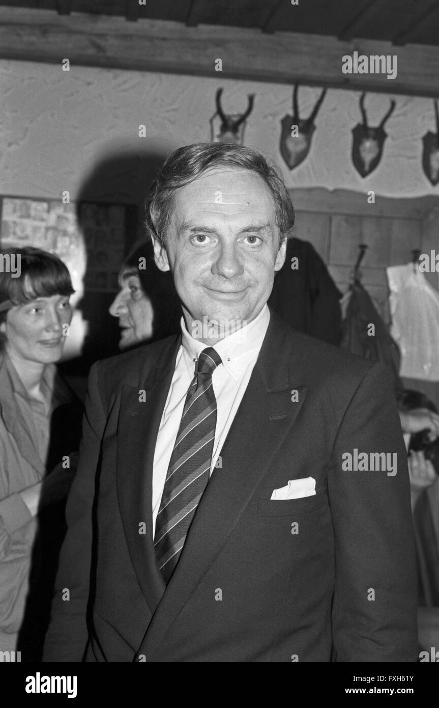 Der deutsche Schauspieler Harald Juhnke beim Kneip Stammtisch im Restaurant "Wildschütz', Deutschland 1970er Jahre. Attore tedesco Harald Juhnke ad un artista della riunione presso la "Wildschuetz' ristorante, Germania degli anni settanta. 24x36swNegV164 Foto Stock
