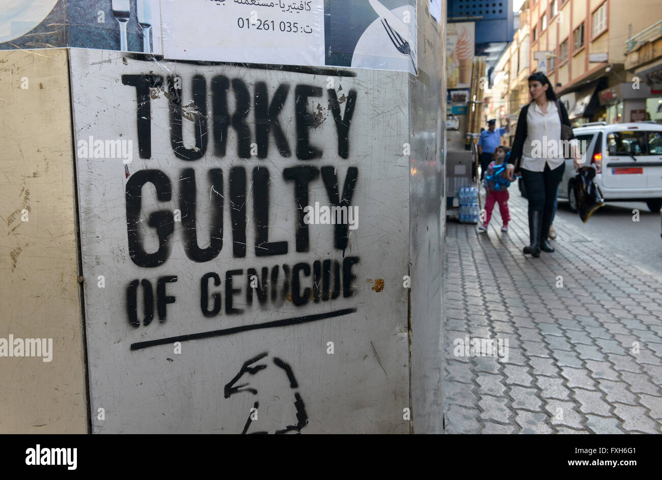 Il Libano, Beirut, quartiere armeno Bourj Hammoud, profughi armeni e ai superstiti dal 1915 genocidio nell'Impero Ottomano, oggi la Turchia e la morte marche in Deir ez-Zor (Siria) si sono insediate qui in 1920, grafiti a parete con le parole: la Turchia colpevole di genocidio / LIBANON, Beirut, Bourj Hammoud, ein armenisches Viertel das 1920 von Ueberlebenden und Fluechtlingen des Genozid im Osmanischen Reich bewohnt wurde, Graffiti weisen zum 100. Jahrestag des Voelkermords an den Armeniern im Reich osmanisches auf die Schuldfrage hin: Türkei schuldig für Völkermord Foto Stock