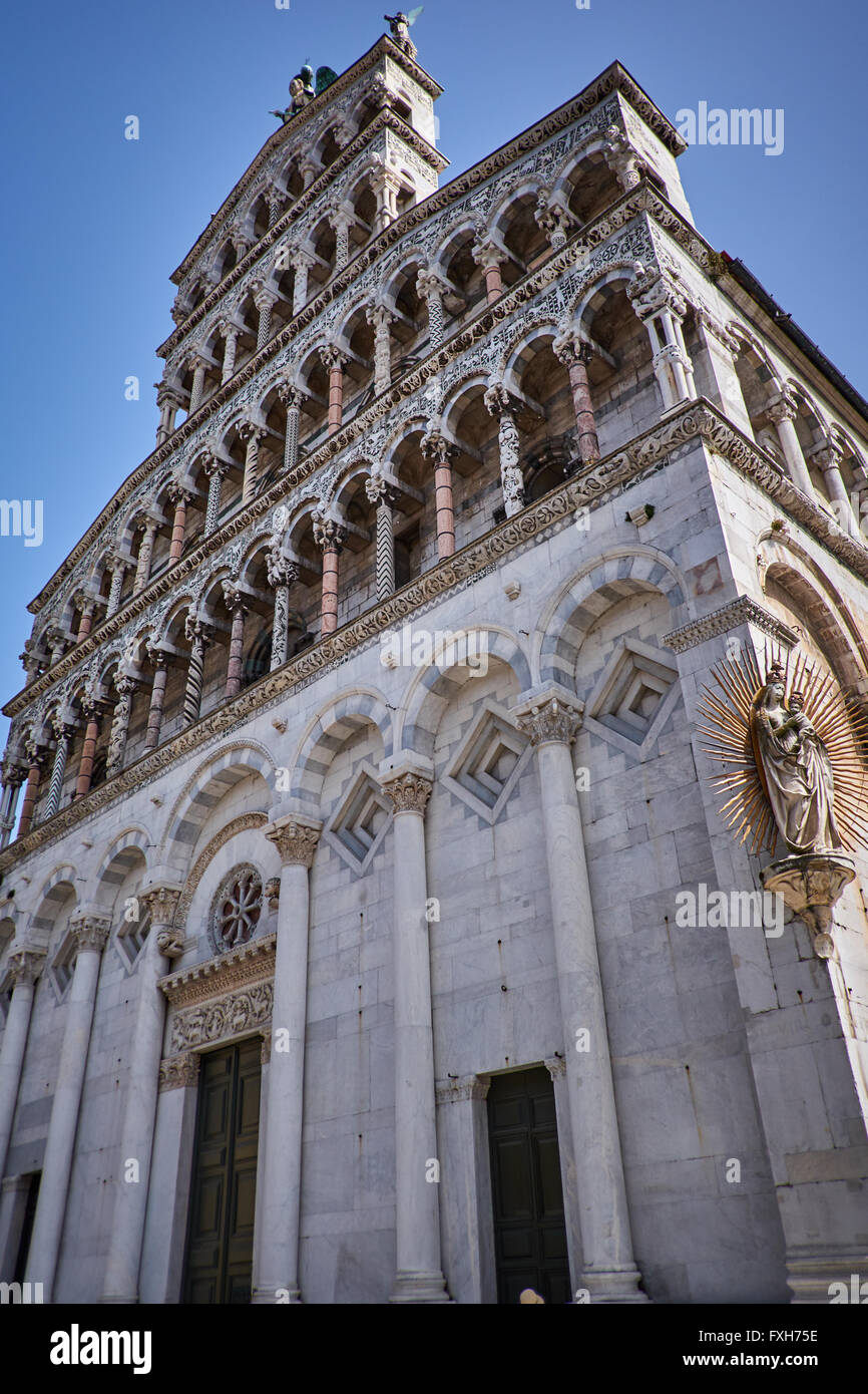La facciata della chiesa di San Michele in Foro Piazza San Michele, Lucca. L'Italia. Foto Stock
