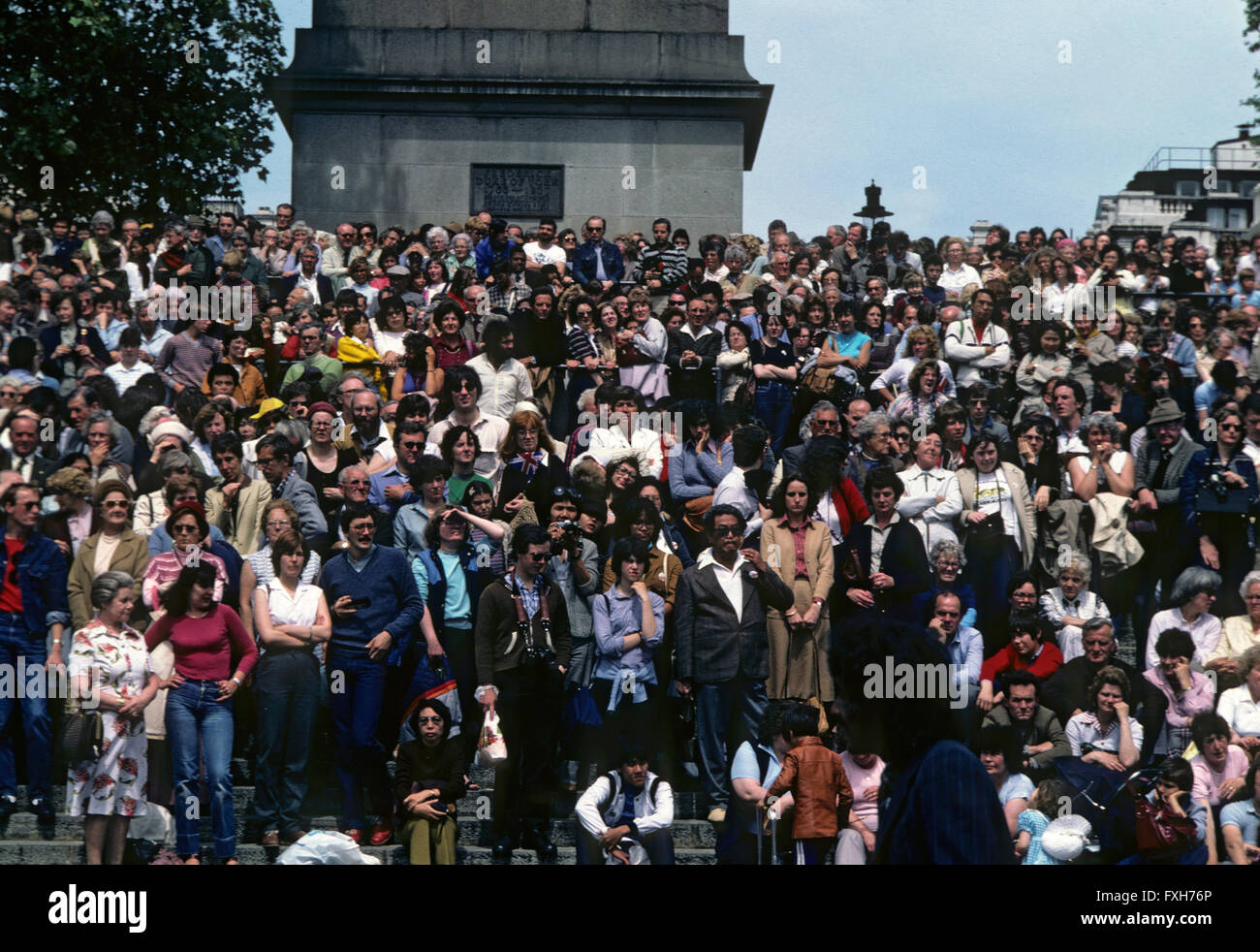 Pubblico britannico a guardare il Trooping del Colore a Londra, 1981 Foto Stock