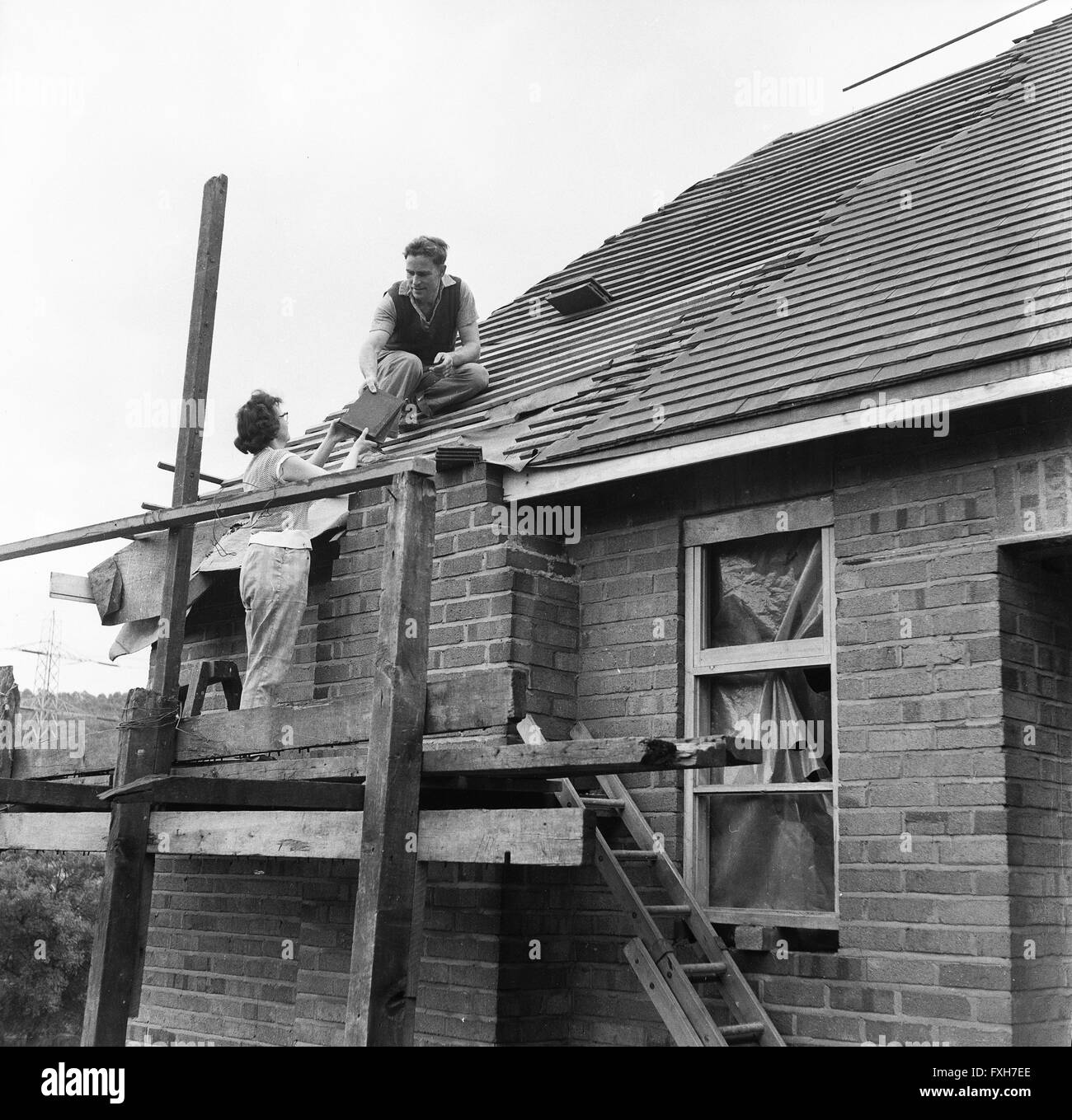 Coppia che costruisce la propria casa bungalow Self Build che ospita Ironbridge anni '1960 Foto Stock