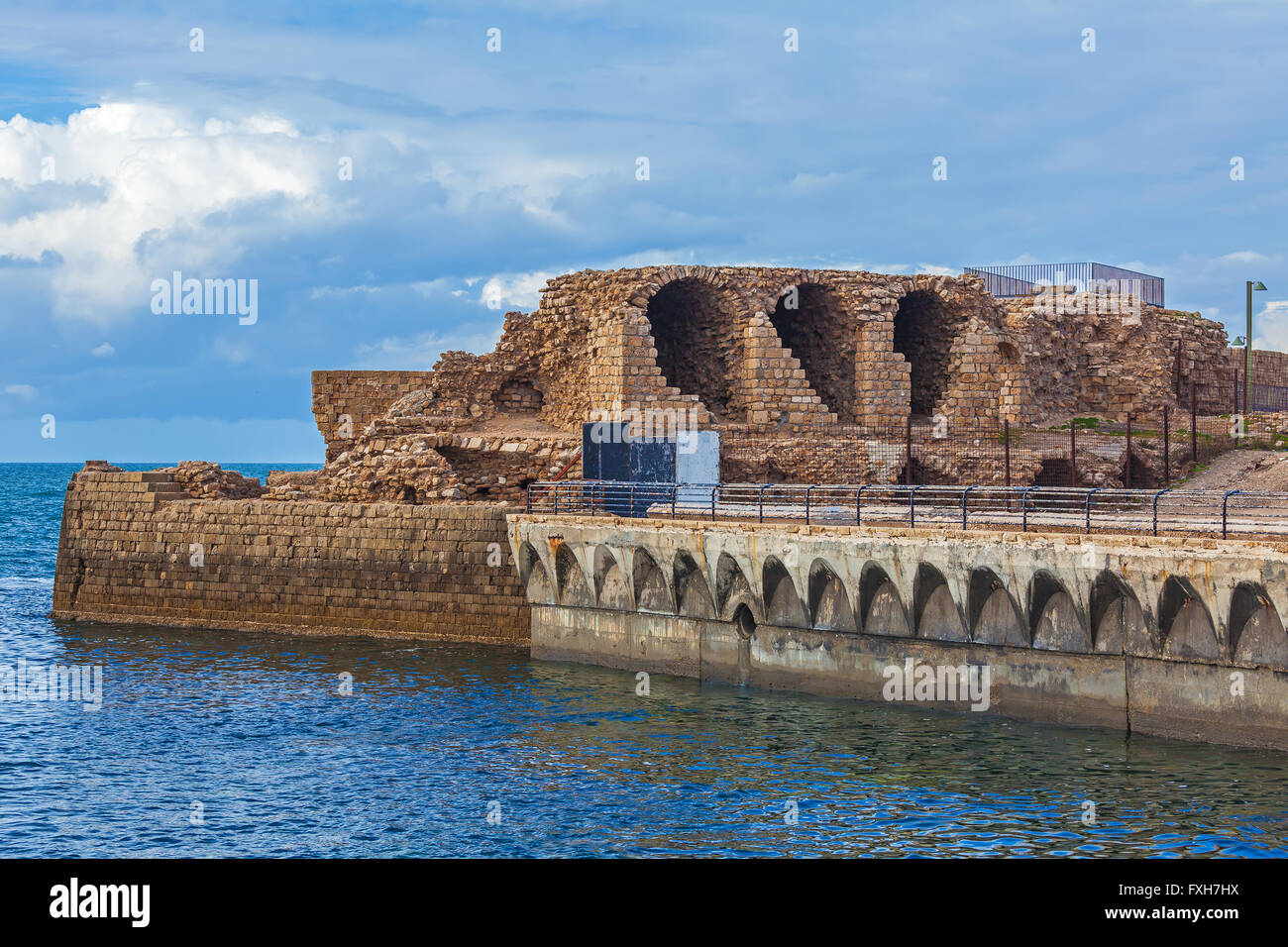 Resti del porto antico muro, acro, Israele Foto Stock