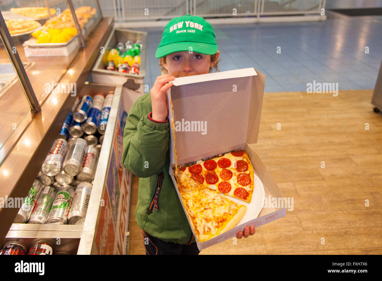 6 anno vecchio ragazzo con pizza fresca, Staten Island Ferry Terminal, Staten Island, New York, Stati Uniti d'America. Foto Stock