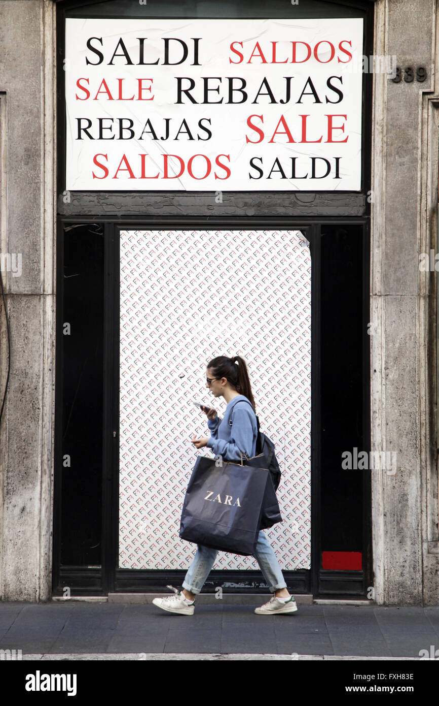 Donna cammina con la sua Zara shopping bag in Italia a Roma la via  principale dello shopping Foto stock - Alamy