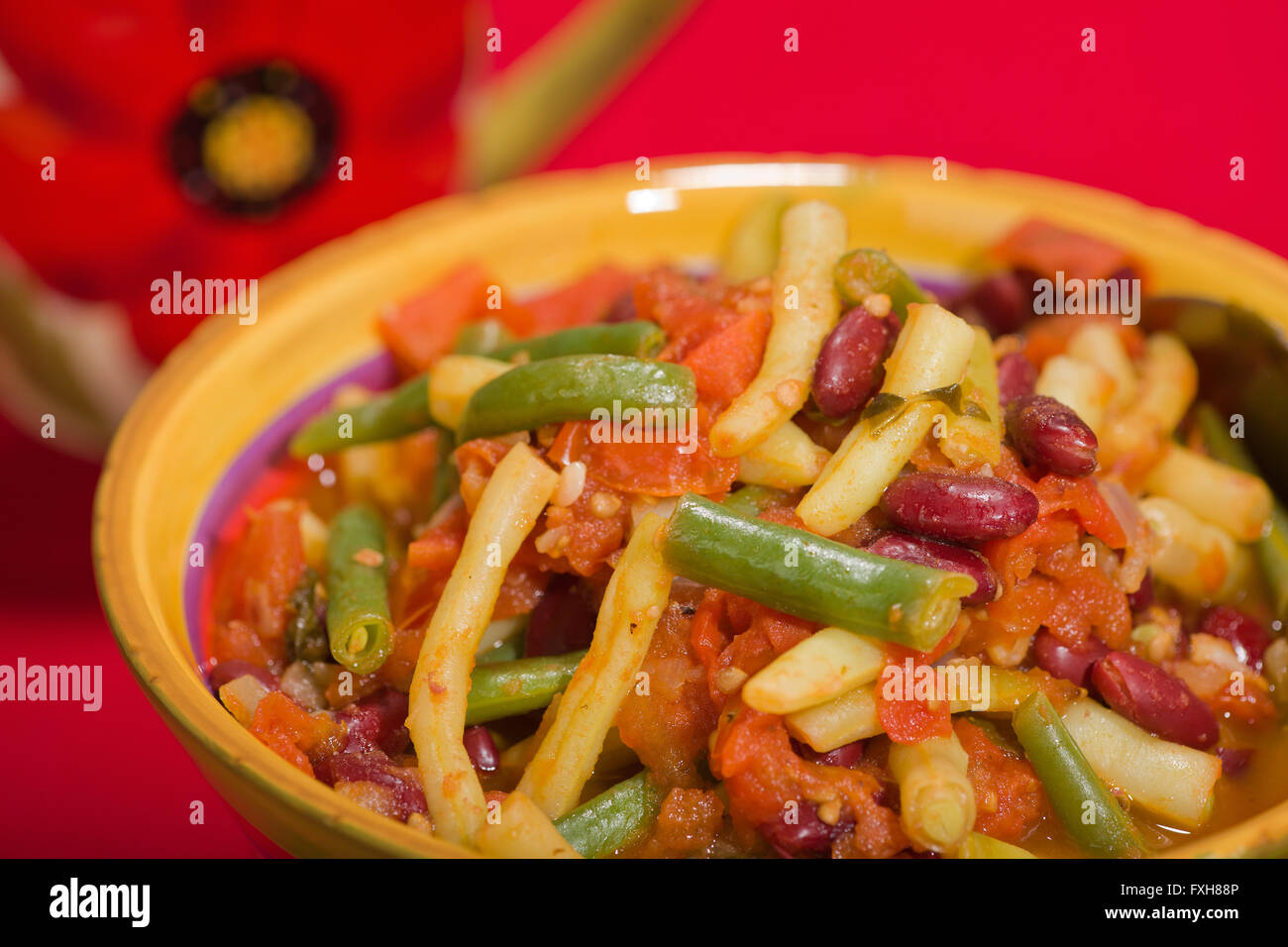 Erborinati tre-piatto di fagioli con pomodori in una ciotola Foto Stock