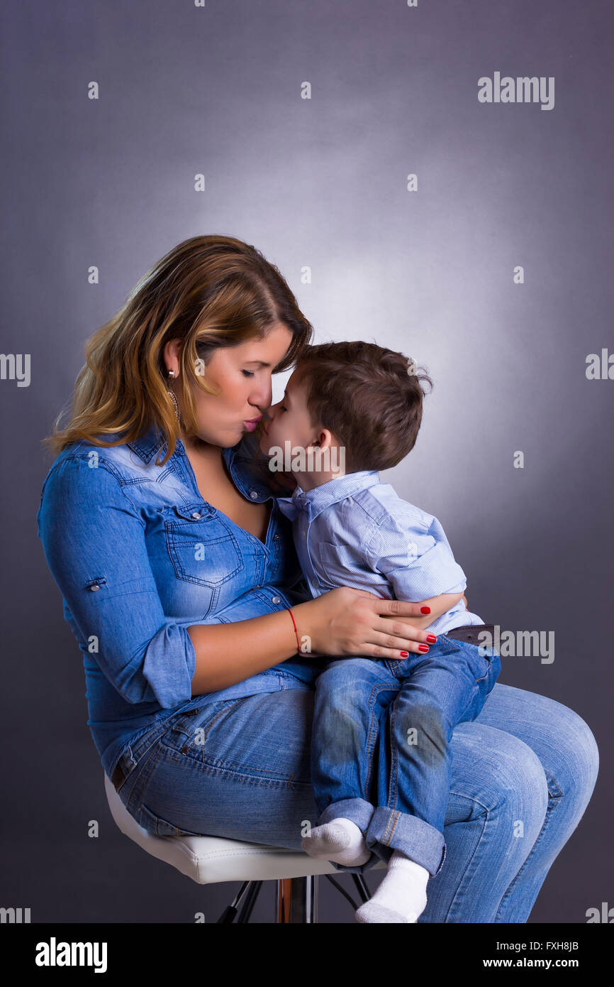 Un grosso bacio tra madre e figlio nel giorno della mamma Foto stock - Alamy
