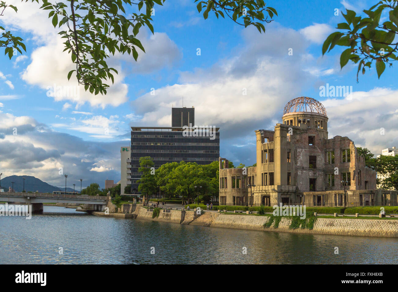 Pace di Hiroshima commemorativo (cupola della bomba atomica) e Aioi Bridge, Hiroshima Foto Stock