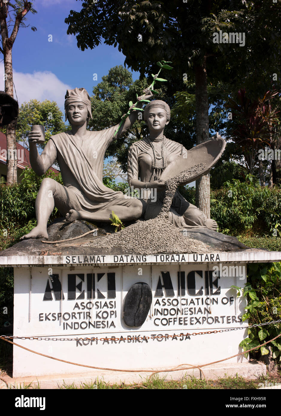 Statua dedicata ai produttori locali di caffè, in Rantepao. Foto Stock