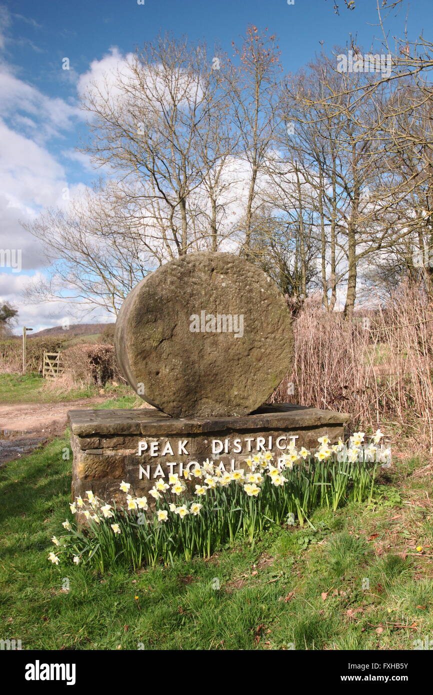 Una macina marcatore di confine del Parco Nazionale di Peak District, DERBYSHIRE REGNO UNITO Inghilterra Foto Stock