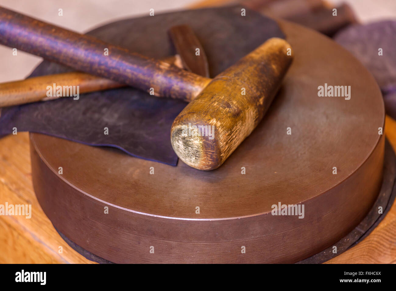 Strumenti per mano di goffratura in metallo e inseguono Foto Stock