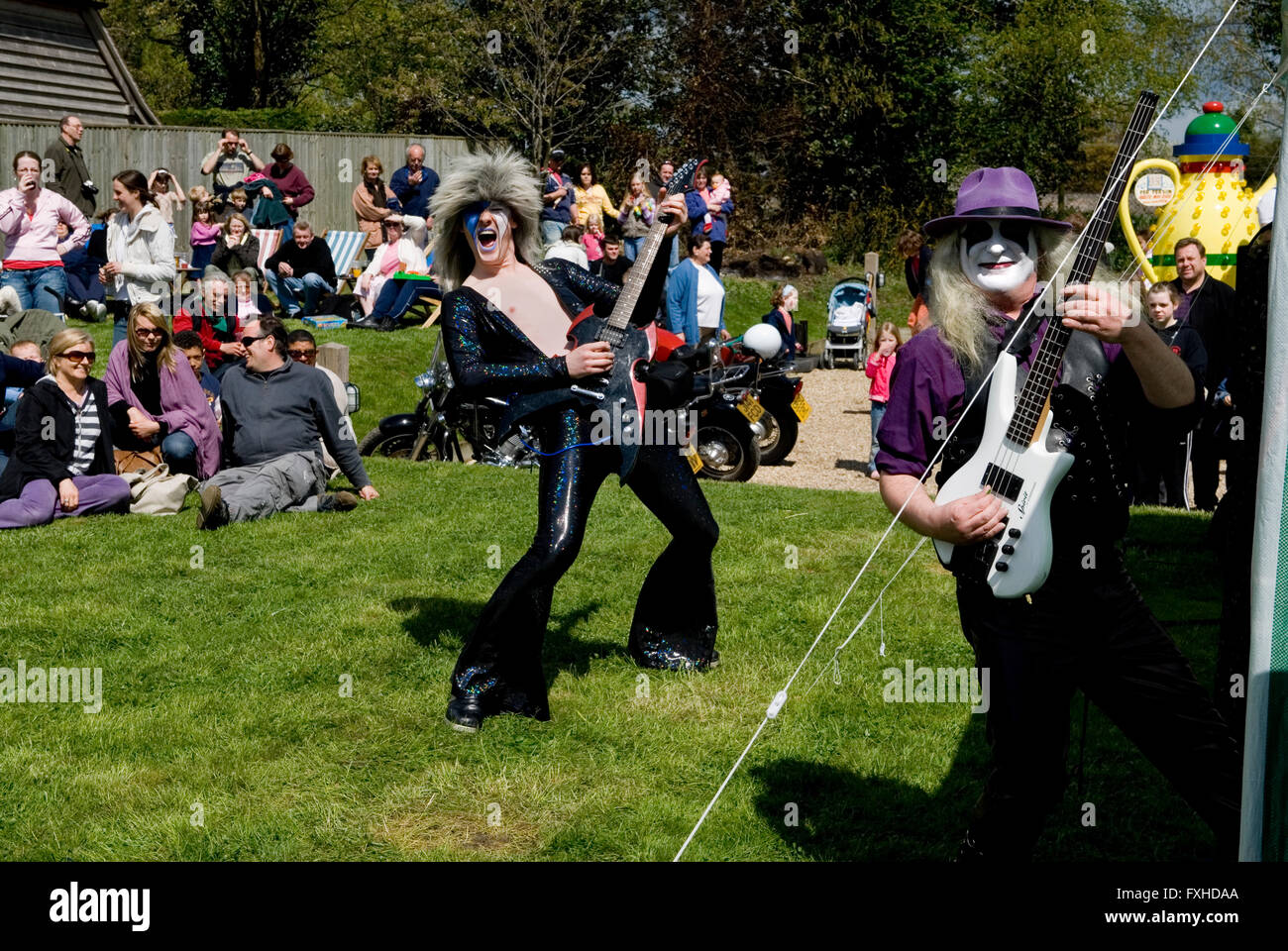 Giorno di Maggio Fiera del villaggio di Glam rock band di guardare il pesce persico e luccio pub Sud Stoke Berkshire REGNO UNITO HOMER SYKES Foto Stock
