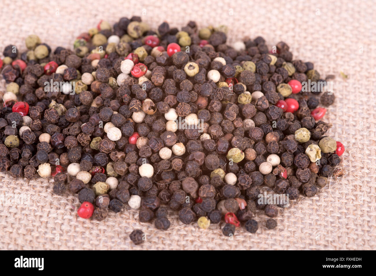 Una foto di grani di pepe colorato Foto Stock