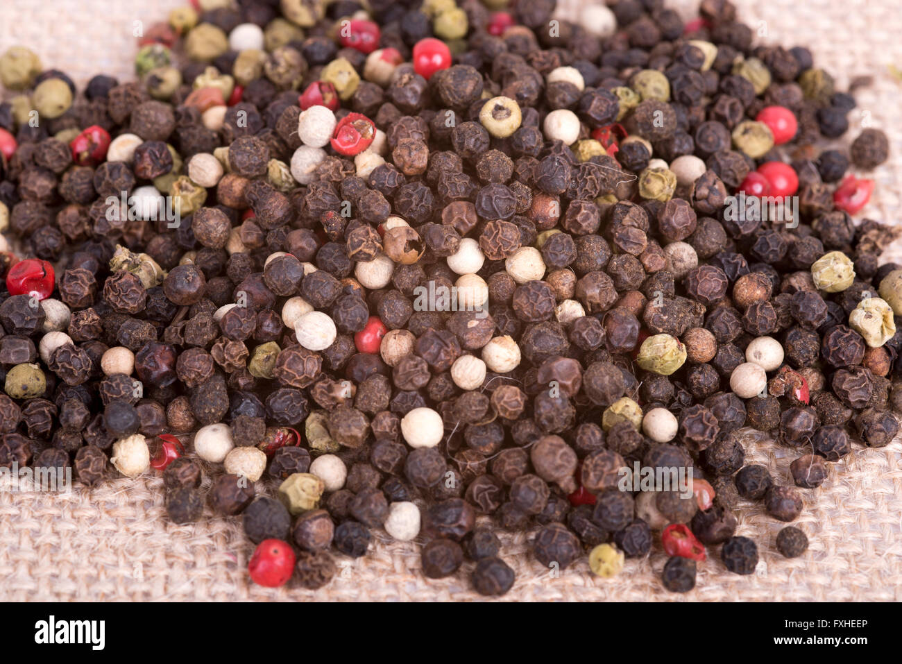 Una foto di grani di pepe colorato Foto Stock