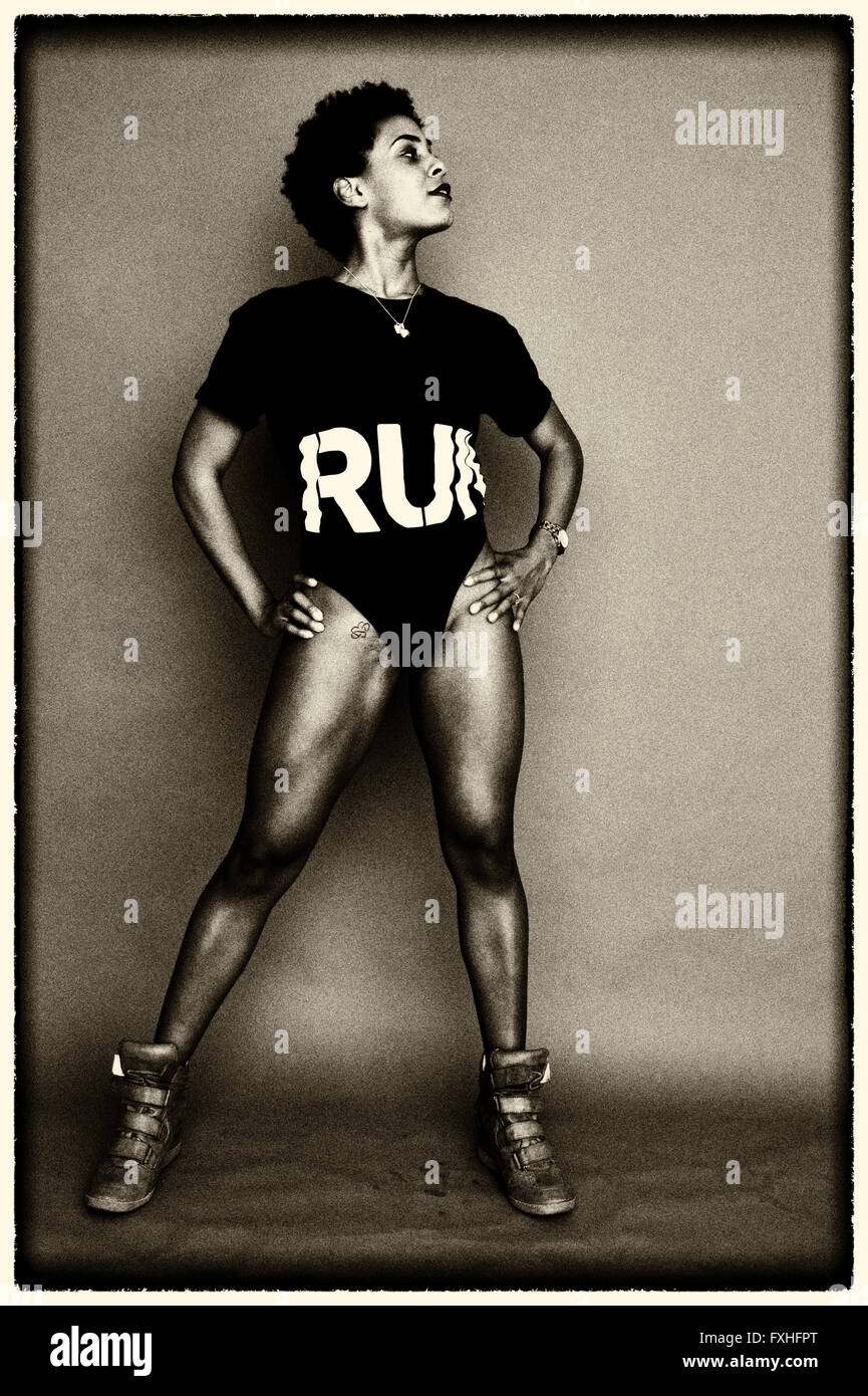 Un giovane ben muscolari tonificati slim fit afro-caraibica Ragazza donna esercizio per tenersi in forma, REGNO UNITO Foto Stock