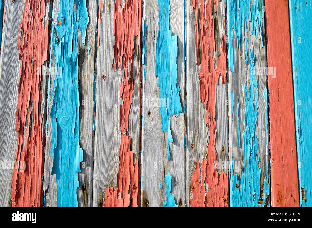 Primo piano della vecchia texture di vernice incrinata su una porta in legno Essex UK Foto Stock